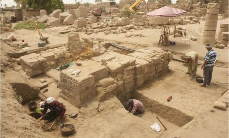 كشف أثرى بالكرنك.. لوحة جديدة للعصر اليونانى قرب بوابة الملك رمسيس 
