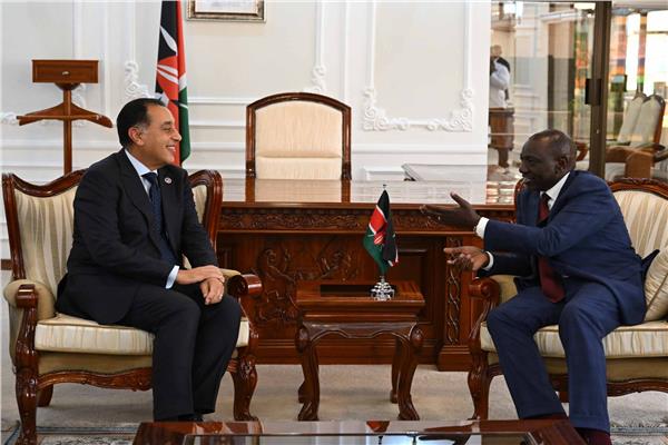 على هامش أعمال قمة الكوميسا: رئيس كينيا: أتطلع لإستقبال الرئيس السيسي أحد القادة العظماء في افريقيا