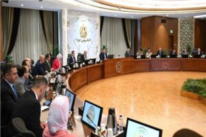رئيس الوزراء يُتابع موقف مشروعات تطوير البُنى التحتية وأنظمة التأمين بالمطارات المصرية 