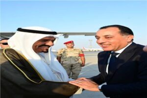 رئيس الوزراء يستقبل نظيره الكويتي بمطار القاهرة الدولي