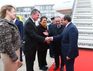 لحظة وصول الرئيس السيسى لبروكسل.. ومظاهرة حب حول مقر إقامته 