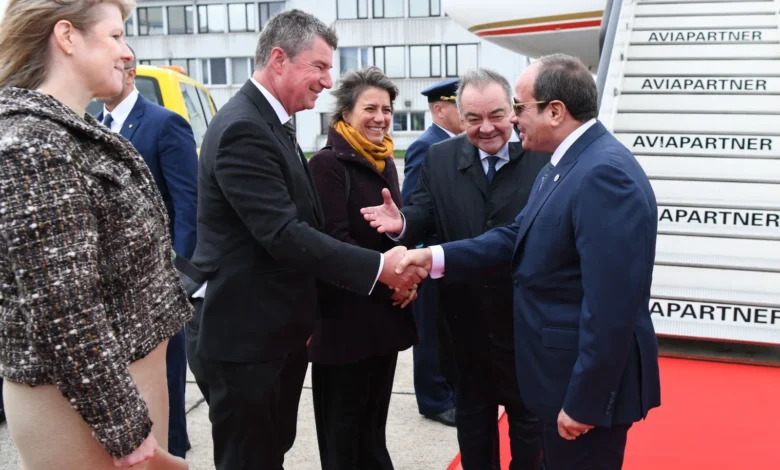 لحظة وصول الرئيس السيسى لبروكسل.. ومظاهرة حب حول مقر إقامته 