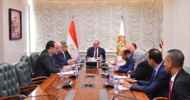 وزير العمل يبحث مع التأمينات آليات توسيع مظلة الحماية للعمالة غير المنتظمة 