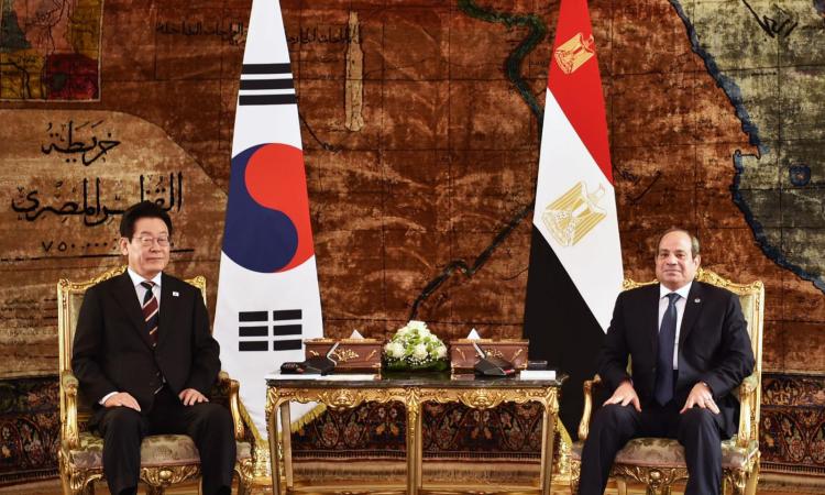 الرئيس السيسي يؤكد أهمية مواصلة تعزيز العلاقات الثنائية مع كوريا الجنوبية بحوافز استثمارية بالمنطقة الاقتصادية لقناة السويس