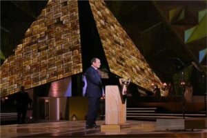 الرئيس السيسى من المتحف المصري الكبير نكتب فصلا جديدا من تاريخ الحاضر والمستقبل في طريق هذا الوطن العريق الذى سكننا أرض النيل منذ آلاف السنين