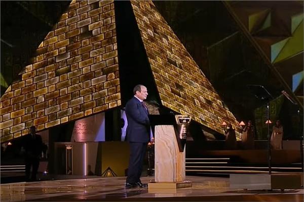 الرئيس السيسى من المتحف المصري الكبير نكتب فصلا جديدا من تاريخ الحاضر والمستقبل في طريق هذا الوطن العريق الذى سكننا أرض النيل منذ آلاف السنين