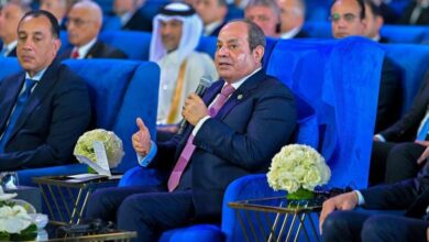 الرئيس السيسي يفتتح محطة شركة قناة السويس لتداول السيارات عبر الفيديو كونفراس