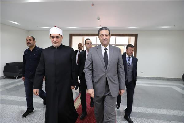محافظ دمياط يستقبل المفتي لبحث إنشاء فرع للدار