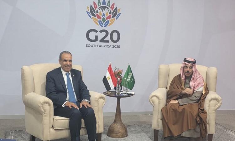 وزير الخارجية ونظيره السعودي يؤكدان عمق وتميز العلاقات التاريخية بين البلدين