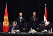 رئيس الجمهورية القيرغيزية ورئيس الوزراء يشهدان توقيع اتفاقيات تعزيز التعاون بين البلدين 