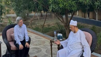 شيخ الأزهر يستقبل المفكر العالمي جيفري ساكس بمنزله في الأقصر 