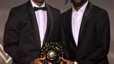 حفل جوائز الكاف.. شيكابالا يسلم فيستون ماييلى جائزة أفضل لاعب داخل القارة 