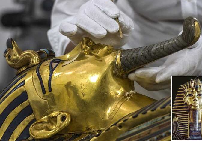 ذهب خالص ومحمي بـ«النسر والكوبرا».. مكونات قناع توت عنخ آمون «أغلى قطعة أثرية في العالم»