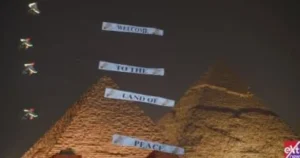 أهلا بكم فى أرض السلام.. سماء المتحف المصرى الكبير ترحب بالضيوف 