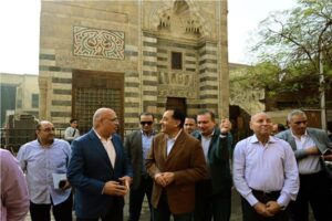 رئيس الوزراء يتفقد أعمال إعادة إحياء منطقة حارة الروم وباب زويلة ويوجه كفاءة وتطوير واجهات مدرسة المعز وإعادتها لطابعها التاريخي المميز