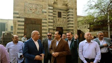 رئيس الوزراء يتفقد أعمال إعادة إحياء منطقة حارة الروم وباب زويلة ويوجه كفاءة وتطوير واجهات مدرسة المعز وإعادتها لطابعها التاريخي المميز