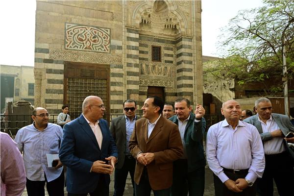 رئيس الوزراء يتفقد أعمال إعادة إحياء منطقة حارة الروم وباب زويلة ويوجه كفاءة وتطوير واجهات مدرسة المعز وإعادتها لطابعها التاريخي المميز