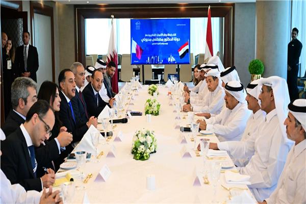 مدبولى يوجه الدعوة لرجال الأعمال والمستثمرين القطريين لزيادة حجم استثماراتهم فى مصر 
