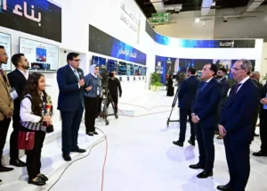 «مدبولي» يستمع إلى قصة نجاح طفلة مصرية استخدمت الذكاء الاصطناعى خلال جولته في معرض Cairo ICT