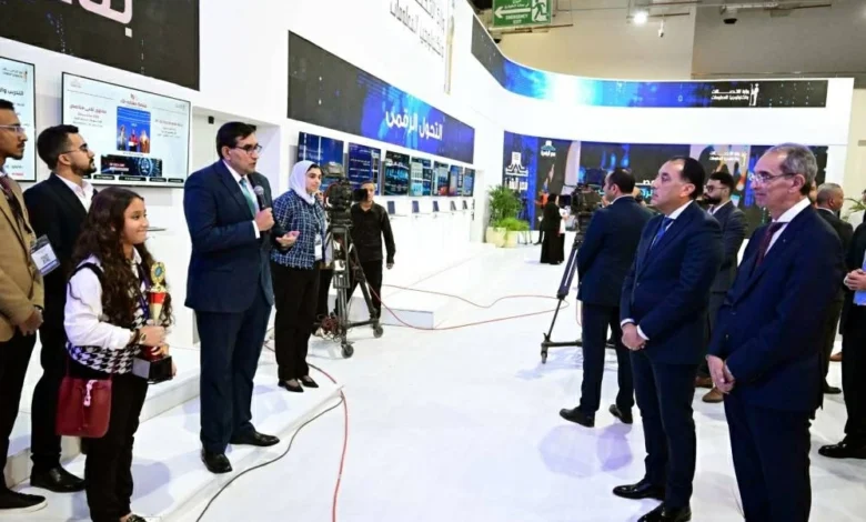 «مدبولي» يستمع إلى قصة نجاح طفلة مصرية استخدمت الذكاء الاصطناعى خلال جولته في معرض Cairo ICT