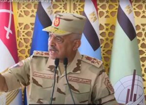 وزير الدفاع يشهد إجراءات تفتيش الحرب لأحد تشكيلات المنطقة المركزية العسكرية