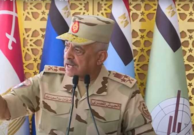 وزير الدفاع يشهد إجراءات تفتيش الحرب لأحد تشكيلات المنطقة المركزية العسكرية