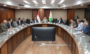 محافظ الجيزة يترأس اجتماعًا موسعًا لمتابعة تطوير حدائق الأهرام وتحسين الخدمات