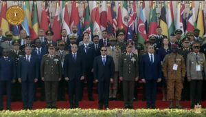 الرئيس السيسي يتوسط صورة تذكارية مع المشاركين في معرض "إيديكس 2025"