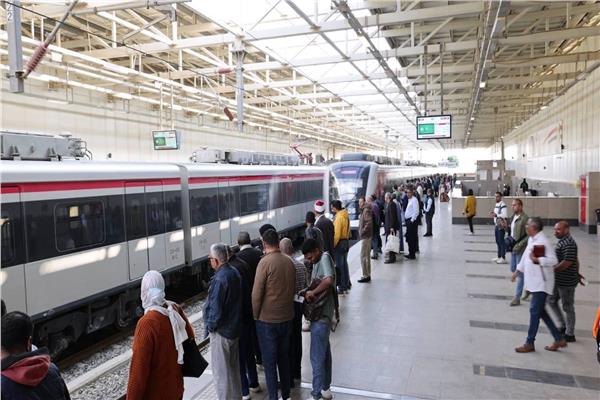 النقل :إقبال كبير من المواطنين على القطار الكهربائي الخفيف LRT  