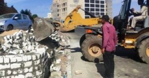 إزالة التعديات على أراضى الدولة بالصداقة الجديدة فى أسوان 