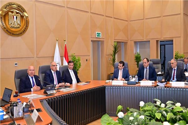 وزيرالري والزراعة والصناعة: تعامل حازم مع أى تعديات على المجارى المائية والطرق