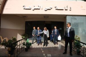 وزيرة التنمية المحلية تقيل رئيس حى النزهة بالقاهرة خلال جولة مفاجئة