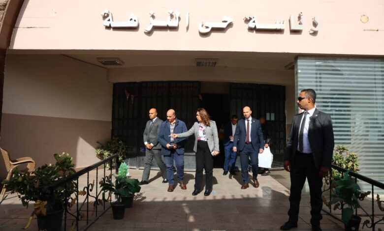 وزيرة التنمية المحلية تقيل رئيس حى النزهة بالقاهرة خلال جولة مفاجئة
