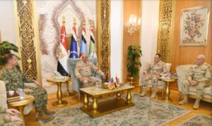 الفريق أحمد خليفة رئيس أركان حرب القوات المسلحة يلتقى قائد القيادة المركزية الأمريكية 