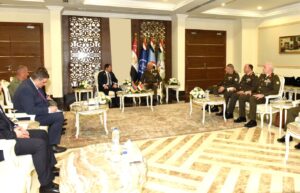 على هامش فعاليات معرض ايديكس للصناعات  الدفاعية 2025وزير الدفاع والإنتاج الحربى ورئيس أركان حرب القوات المسلحة يلتقيان عدداً من قادة الوفود العسكرية لبحث تبادل الخبرات والتعاون العسكرى