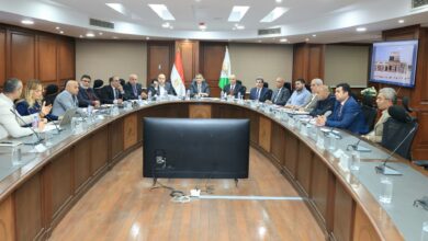 محافظ الجيزة يبحث الفرص الاستثمارية بمركز الواحات البحرية مع هيئة العامة للاستثمار 