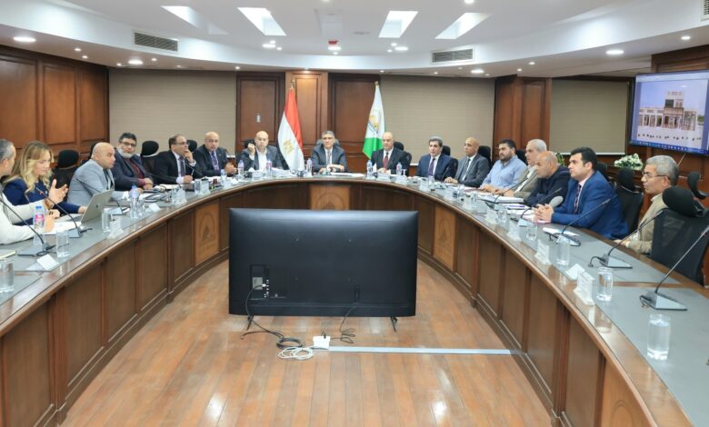 محافظ الجيزة يبحث الفرص الاستثمارية بمركز الواحات البحرية مع هيئة العامة للاستثمار 