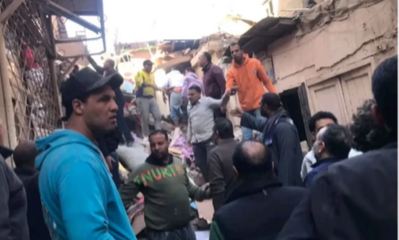 محافظ الجيزة يزور مصابي حادث انهيار عقار بإمبابة للاطمئنان على حالتهم الصحية ويتابع أعمال الإنقاذ بموقع الحادث والحصيلة حالتا وفاة و13 مصاباً و15 مفقودين من السكان والأهالي