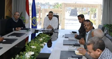 تسريع وتيرة التعامل مع المخالفات والإزالة فى المهد بأسوان 