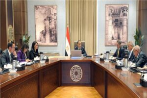 رئيس الوزراء يستعرض الهيكل التنظيمي لوحدة إعادة هيكلة الشركات المملوكة للدولة 