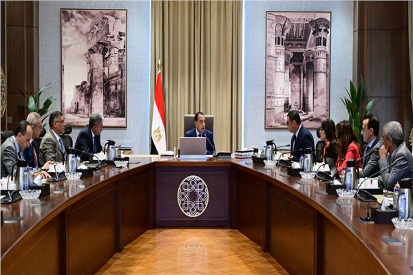 رئيس الوزراء يتابع الموقف التنفيذي لتطوير المناطق المحيطة بمنطقة هضبة الأهرامات 