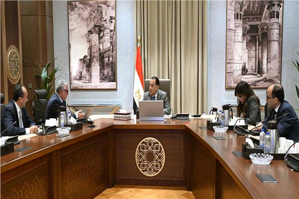 مدبولى يتابع مستجدات العمل بالمنطقة الاقتصادية لقناة السويس 