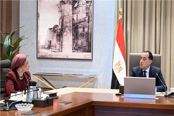 يشهد توقيع 3 مشروعات صناعية بقناة السويس قيمتها 1.15 مليار دولار