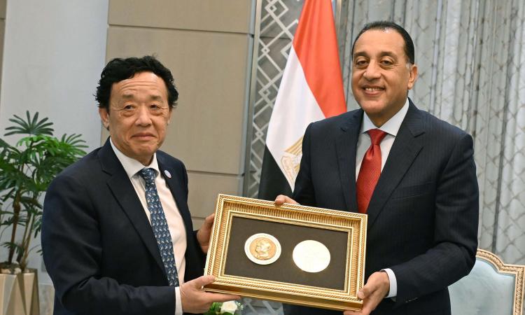 "مدبولي" يتسلم "ميدالية أجريكولا" أرفع أوسمة "الفاو" الممنوحة للرئيس السيسي 
