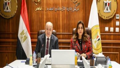 وزيرة التنمية المحلية ومستشار رئيس الجمهورية يبحثان مع المحافظين أوجه استغلال الأراضي المستردة  