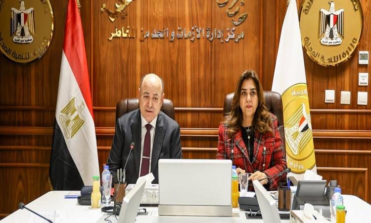 وزيرة التنمية المحلية ومستشار رئيس الجمهورية يبحثان مع المحافظين أوجه استغلال الأراضي المستردة  