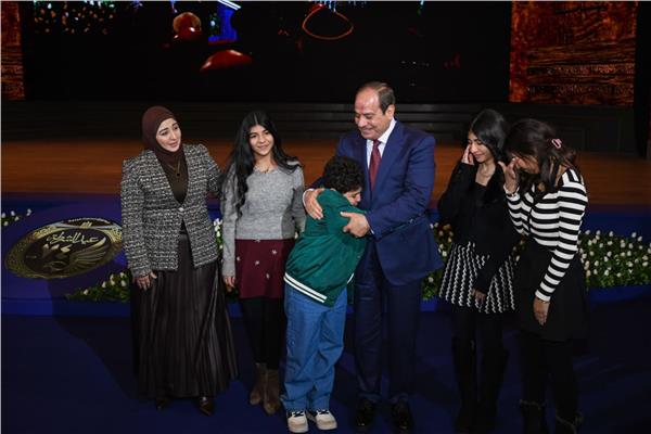 دماء أبنائكم لن تذهب سدى.. حديث مؤثر من الرئيس السيسي لأسر شهداء الشرطة ويؤكد وحدة الوطن وتخلد تضحيات الشهداء