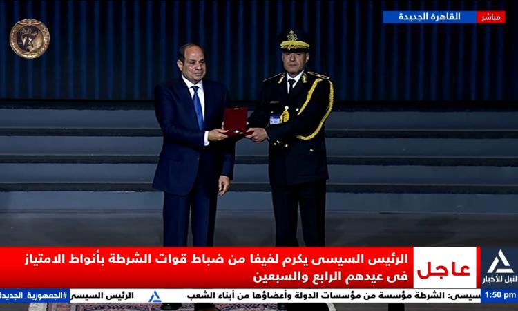 الرئيس السيسي يمنح أنواط الامتياز لعدد من رجال الشرطة تقديرا لتفانيهم في العمل