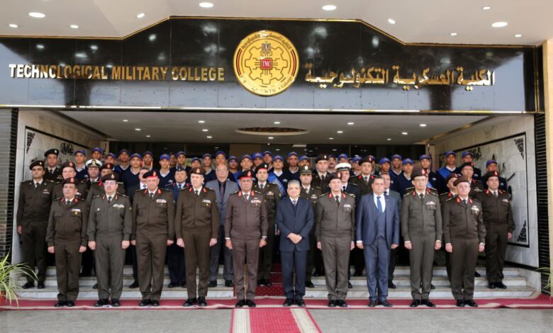 الكلية العسكرية التكنولوجية تحتفل بتخريج الدورة التدريبية الأولى لطلبة مركز التدريب المهنى التابع لهيئة قناة السويس بعد إنتهاء تأهيلهم 
