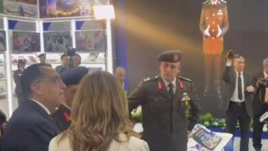 رئيس الوزراءيتفقد جناح وزارة الدفاع والانتاج الحربى ويطلع على سيرة شخصية الجناح الفريق عبد رب النبى حافظ الذى أشرف على انسحاب آخر جندي إسرائيلي من سيناء عام 1982